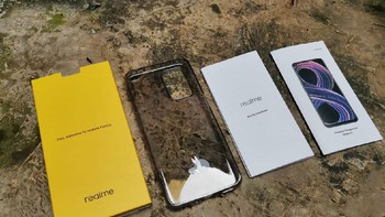 Terdapat silicon case dan juga buku panduan. Foto: detikINET/Aisyah