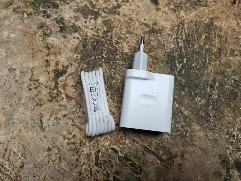 Foto unboxing Realme 8 5G. Realme 8 5G resmi masuk Indonesia pada peluncuran 16 Juni 2021. Perangkat ini akan menjadi HP 5G dengan harga terjangkau. Realme 8 5G dipatok harga Rp juta.

Kali ini, detikINET berkesempatan untuk mengulas ponsel Realme 8 5G dengan RAM 8 GB. Sebagai informasi, Realme 8 5G dibekali chipset Dimensity 700 5G Processor. Dalam box, Realme menyertakan silicon case, 18W quick charge, kabel USB Type-C, buku panduan, kartu garansi, dan SIM ejector.