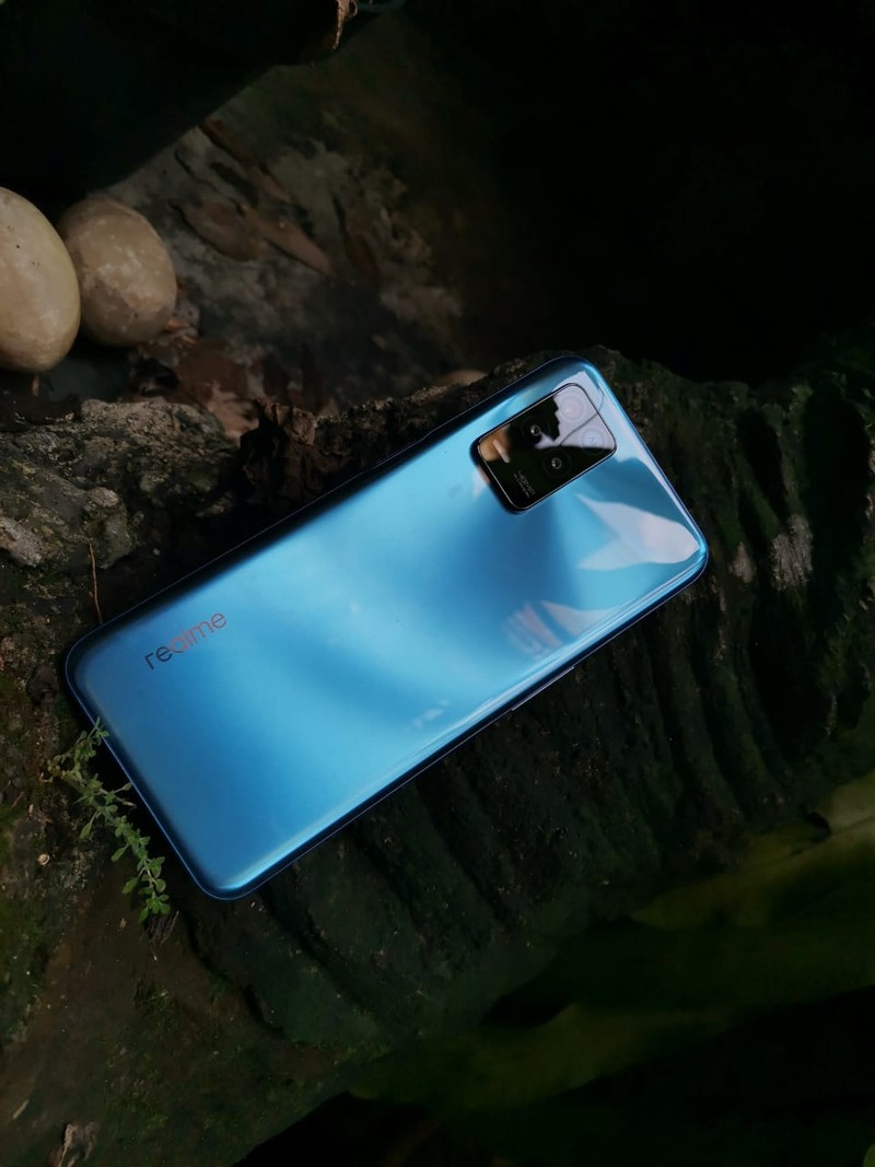 Foto unboxing Realme 8 5G. Realme 8 5G resmi masuk Indonesia pada peluncuran 16 Juni 2021. Perangkat ini akan menjadi HP 5G dengan harga terjangkau. Realme 8 5G dipatok harga Rp juta.

Kali ini, detikINET berkesempatan untuk mengulas ponsel Realme 8 5G dengan RAM 8 GB. Sebagai informasi, Realme 8 5G dibekali chipset Dimensity 700 5G Processor. Dalam box, Realme menyertakan silicon case, 18W quick charge, kabel USB Type-C, buku panduan, kartu garansi, dan SIM ejector.