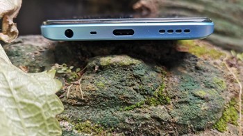 Headphone jack 3,5 mm berada di bawah dengan speaker dan juga port charger Type-C. Foto: detikINET/Aisyah