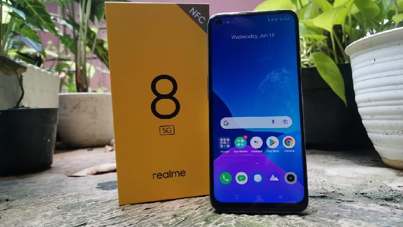 Foto unboxing Realme 8 5G. Realme 8 5G resmi masuk Indonesia pada peluncuran 16 Juni 2021. Perangkat ini akan menjadi HP 5G dengan harga terjangkau. Realme 8 5G dipatok harga Rp juta.

Kali ini, detikINET berkesempatan untuk mengulas ponsel Realme 8 5G dengan RAM 8 GB. Sebagai informasi, Realme 8 5G dibekali chipset Dimensity 700 5G Processor. Dalam box, Realme menyertakan silicon case, 18W quick charge, kabel USB Type-C, buku panduan, kartu garansi, dan SIM ejector.