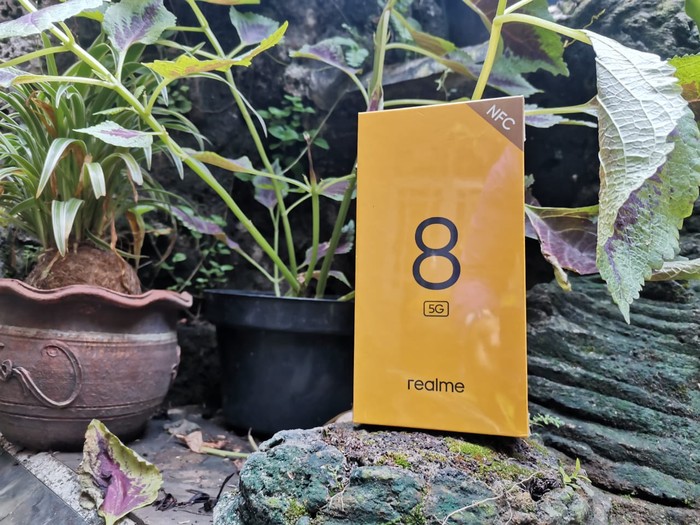 Foto unboxing Realme 8 5G. Realme 8 5G resmi masuk Indonesia pada peluncuran 16 Juni 2021. Perangkat ini akan menjadi HP 5G dengan harga terjangkau. Realme 8 5G dipatok harga Rp juta.

Kali ini, detikINET berkesempatan untuk mengulas ponsel Realme 8 5G dengan RAM 8 GB. Sebagai informasi, Realme 8 5G dibekali chipset Dimensity 700 5G Processor. Dalam box, Realme menyertakan silicon case, 18W quick charge, kabel USB Type-C, buku panduan, kartu garansi, dan SIM ejector.