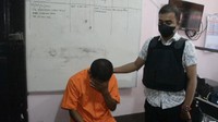 Guru yang sekaligus juga Ketua Yayasan sekolah tersebut ditangkap karena diduga melakukan pelecehan seksual terhadap murid laki-laki. (Foto: Jeka Kampai-detikcom)