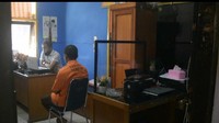 S diduga memberi pemahaman salah terhadap korban yang berusia 14 tahun. Dia mengatakan melakukan onani dan oral sex bisa meningkatkan kepercayaan diri. (Foto: Jeka Kampai-detikcom)