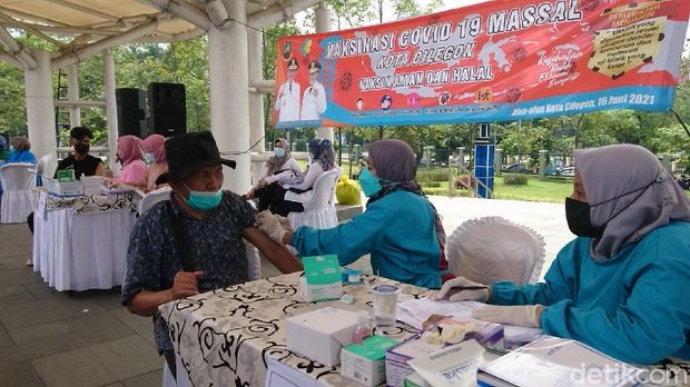 Vaksinasi COVID-19 massal di Cilegon, Banten, diwarnai antrean panjang warga yang menunggu giliran (M Iqbal/detikcom)