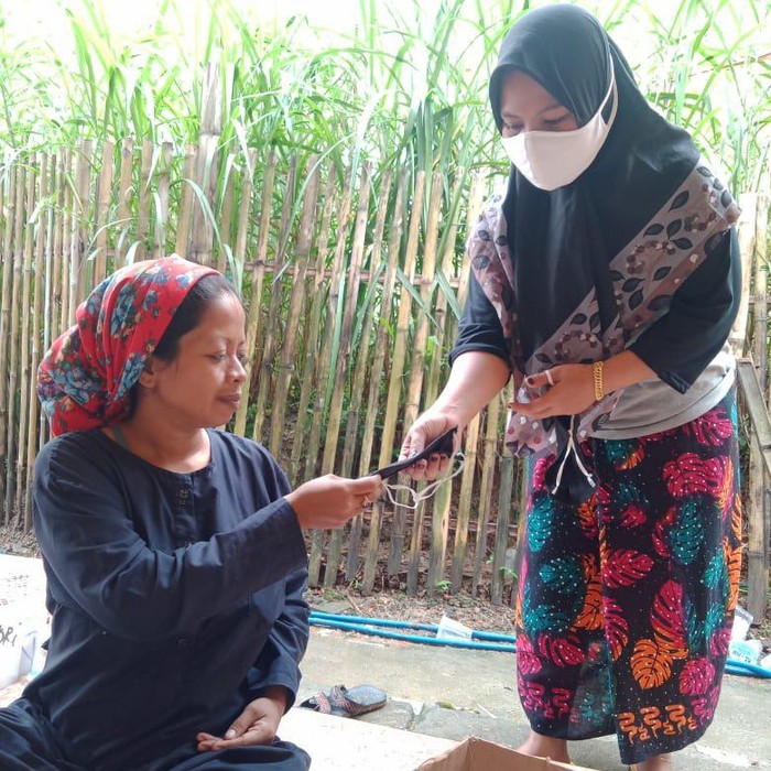 Banyak warga di beberapa desa di Bangkalan mengalami gangguan pada indera penciuman. Ada juga yang batuk, pilek hingga demam tinggi.
