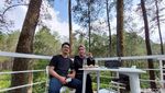 Foto: Warung Kopi Gunung di Tengah Hutan Pinus Lembang