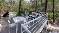 Karena ini kawasan hutan jadi bangunannya pun tidak ada yang permanen dan saat ini bangunan utama menggunakan kontainer. 