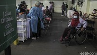 Vaksinasi COVID-19 yang digelar di GOR UNY itu diikuti oleh warga lansia hingga warga penyandang disabilitas.