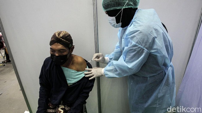 Yogyakarta gencar melakukan vaksinasi COVID-19 massal. Hal itu dilakukan sebagai upaya untuk mencegah kian meluasnya penyebaran virus Corona di kawasan tersebut