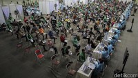 Sejumlah warga mengantre untuk mengikuti vaksinasi COVID-19 di GOR UNY, Yogyakarta, Rabu (14/6/2021).
