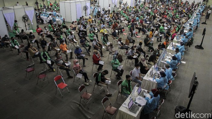 Yogyakarta gencar melakukan vaksinasi COVID-19 massal. Hal itu dilakukan sebagai upaya untuk mencegah kian meluasnya penyebaran virus Corona di kawasan tersebut