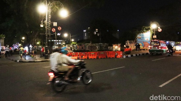 Demi menekan penyebaran angka kasus COVID-19 di Kota Bandung, Jawa Barat. 31 ruas jalan kembali ditutup, Kamis (17/6/2021) malam sekitar Pukul 18.00 WIB.