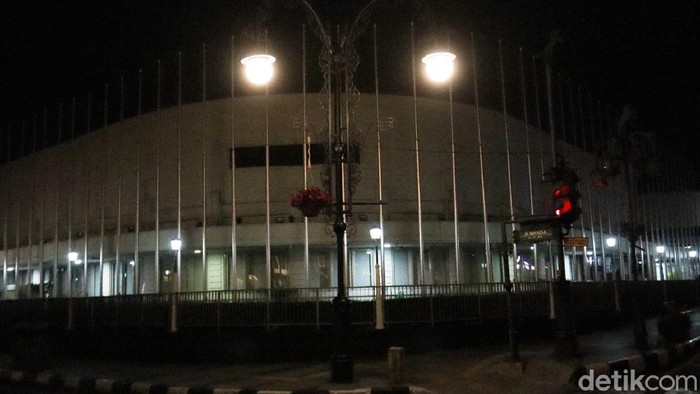 Demi menekan penyebaran angka kasus COVID-19 di Kota Bandung, Jawa Barat. 31 ruas jalan kembali ditutup, Kamis (17/6/2021) malam sekitar Pukul 18.00 WIB.