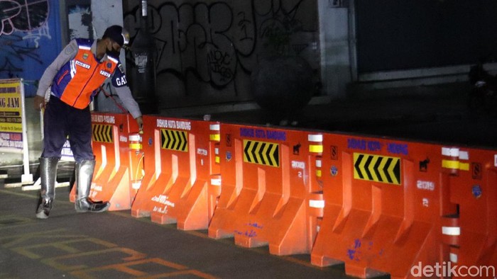31 Ruas Jalan di Kota Bandung Kembali Ditutup Demi menekan penyebaran angka kasus COVID-19 di Kota Bandung, Jawa Barat. 31 ruas jalan kembali ditutup, Kamis (17/6/2021) malam sekitar Pukul 18.00 WIB.
