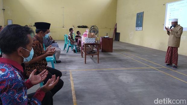 Acara lamaran di Desa Lungge, Temanggung, ini digelar secara virtual karena calon mempelai perempuan terpapar virus Corona, Kamis (17/6/2021).