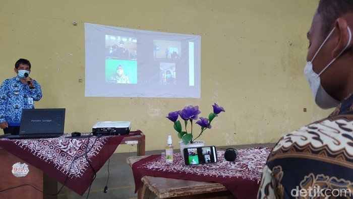 Acara lamaran di Desa Lungge, Temanggung, ini digelar secara virtual karena calon mempelai perempuan terpapar virus Corona, Kamis (17/6/2021).