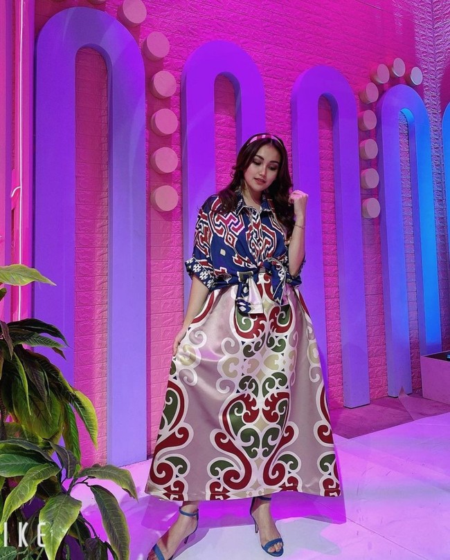 Sementara itu, busana berpotongan empire juga pernah menemani gaya Ayu Ting Ting. Look yang lebih berwarna dan motif yang lebih bold menjadi pilihannya. (Foto: Instagram)