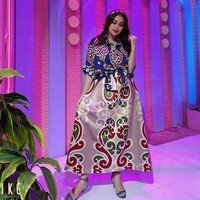 Sementara itu, busana berpotongan empire juga pernah menemani gaya Ayu Ting Ting. Look yang lebih berwarna dan motif yang lebih bold menjadi pilihannya. (Foto: Instagram)