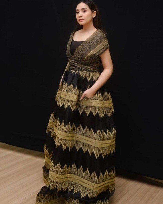 Gaun motif etnik juga pernah menjadi andalan Nagita Slavina. Siluet empire yang jatuh dari bawah dada mempertegas aura elegannya. (Foto: Instagram)