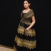 Gaun motif etnik juga pernah menjadi andalan Nagita Slavina. Siluet empire yang jatuh dari bawah dada mempertegas aura elegannya. (Foto: Instagram)