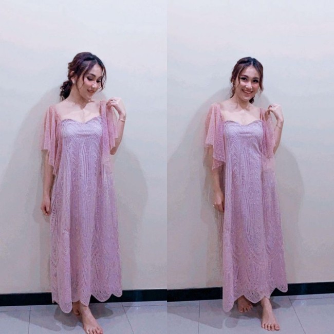 Begitu pula Ayu Ting Ting, pernah memakai dress berwarna lembut. Lengan bergaya bolero memberi sentuhan feminin. (Foto: Instagram)