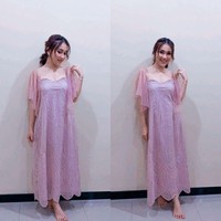 Begitu pula Ayu Ting Ting, pernah memakai dress berwarna lembut. Lengan bergaya bolero memberi sentuhan feminin. (Foto: Instagram)