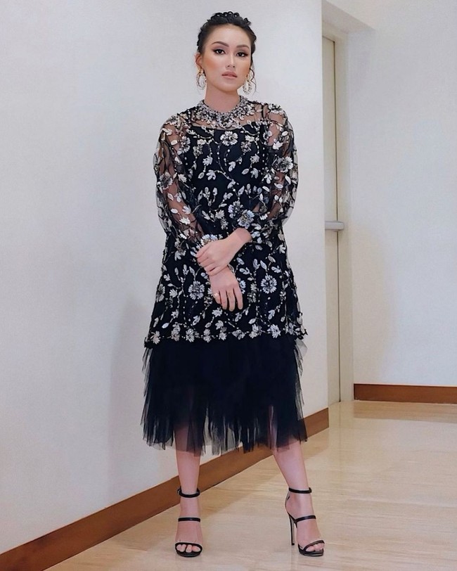 Cocktail dress hitam dengan rok yang jatuh di bawah lutut ini sukses memperlihatkan sisi Ayu Ting Ting yang elegan. (Foto: Instagram)