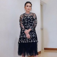 Cocktail dress hitam dengan rok yang jatuh di bawah lutut ini sukses memperlihatkan sisi Ayu Ting Ting yang elegan. (Foto: Instagram)