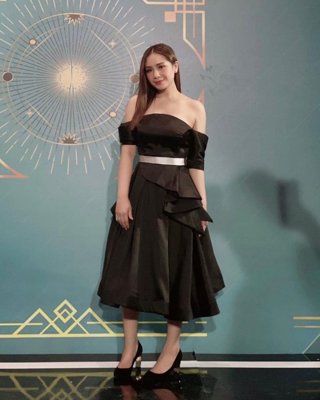 Nagita Slavina menebar pesonanya dengan gaun strapless yang memamerkan bahunya. Gaun tersebut hadir dengan gaya dekonstruktif yang membuat penampilannya lebih stand-out. (Foto: Instagram)