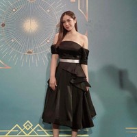 Nagita Slavina menebar pesonanya dengan gaun strapless yang memamerkan bahunya. Gaun tersebut hadir dengan gaya dekonstruktif yang membuat penampilannya lebih stand-out. (Foto: Instagram)