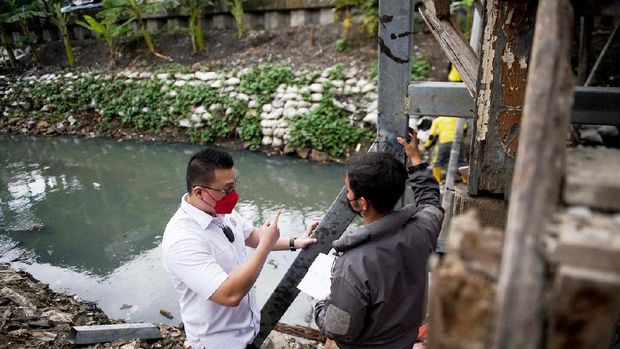 Anggota DPRD DKI Jakarta dari Fraksi PDIP, Hardiyanto Kenneth meninjau perbaikan jembatan bambu di Kebon Jeruk, Jakarta Barat.