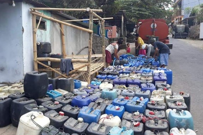 Antrean jerigen saat krisis air bersih di Kab Pasuruan