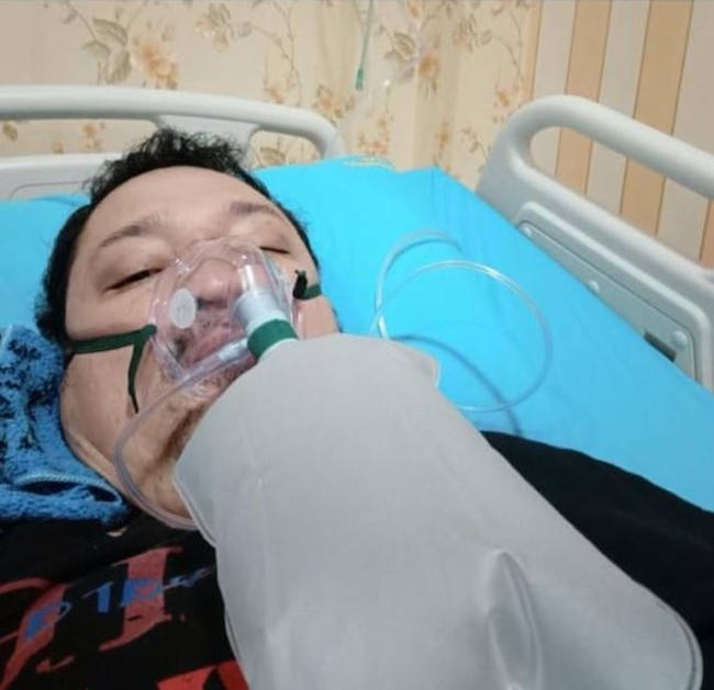 Mantan gitaris grup band GIGI yang saat ini menjadi manajer band tersebut, Aria Baron, juga tengah berjuang melawan infeksi COVID-19 yang dideritanya. Melalui salah satu unggahan Instagram @sandypasband_, Aria Baron terlihat sedang terbaring di rumah sakit karena infeksi virus tersebut. Foto: Instagram/@sandypasband_