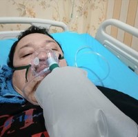 Mantan gitaris grup band GIGI yang saat ini menjadi manajer band tersebut, Aria Baron, juga tengah berjuang melawan infeksi COVID-19 yang dideritanya. Melalui salah satu unggahan Instagram @sandypasband_, Aria Baron terlihat sedang terbaring di rumah sakit karena infeksi virus tersebut. Foto: Instagram/@sandypasband_