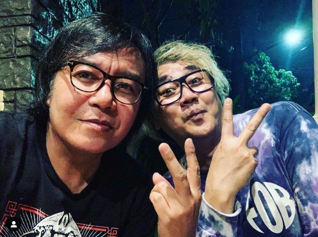 Tak hanya Aria, anggota grup band GIGI lainnya, Thomas Ramdhan juga mengumumkan bahwa dirinya positif terinfeksi COVID-19. Hal itu diungkapkan langsung oleh Thomas melalui unggahan Instagramnya. Akhirnya positif (Covid) juga, minta doanya saja ya biar cepat sehat dan negatif, tulisnya. Foto: Instagram/@thomasramdhan