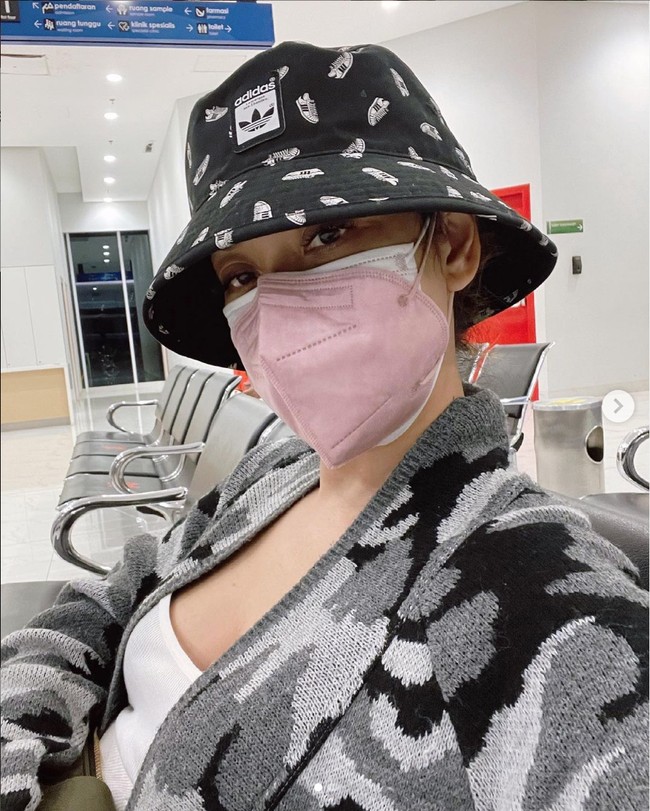 Bunga Citra Lestari baru-baru ini memberikan kabar mengejutkan terkait dirinya yang dinyatakan positif terinfeksi virus Corona. Kabar tersebut diumumkannya melalui akun media sosial Instagram pribadinya. Bunga pun kini sedang menjalani isolasi mandiri untuk memutus mata rantai COVID-19. Foto: Instagram/@bclsinclair