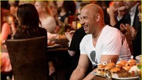 Aktor dengan wajah sangarnya ini, juga punya banyak momen kulineran yang seru. Seperti ketika makan burger di salah satu acara film yang dihadirinya. Foto: Pool/Ist