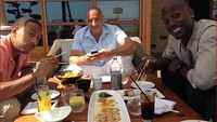 Bersama beberapa rekan aktor sesama pemain serial Fast and Furious, Vin Diesel tampak makan siang bareng dengan berbagai makanan yang membuat suasana menjadi semakin akrab.  Foto: Pool/Ist