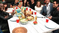 Ada Dwayne Johnson hingga pemain Fast & Furious lainnya saat mereka syuting bagian terakhir salah satu adegan di film tersebut. Mirip seperti acara makan-makan bareng ya.  Foto: Pool/Ist