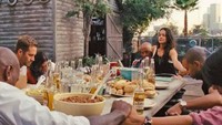 Begini seriusnya Vin Diesel mendalami karakter Dominic Toretto saat acara makan bareng di adegan film Fast & Furious. Foto: Pool/Ist
