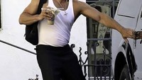  Ternyata selain suka ayam goreng hingga burger, Vin Diesel juga jatuh cinta nih dengan es kopi susu yang digemarinya. Foto: Pool/Ist