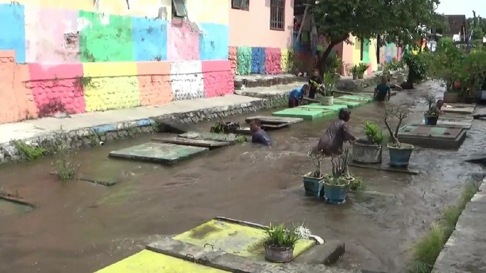 Balita di Lumajang tewas terseret arus sungai saat mengambil bola yang jatuh. Korban yakni Rayyan (3) warga Kelurahan Ditotrunan, Kecamatan Lumajang.