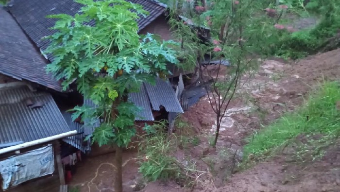 Belasan Titik Longsor Terjang Rumah Hingga Jalan di Tulungagung