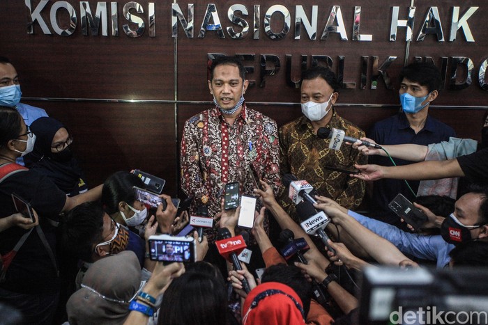 Wakil Ketua KPK Nurul Ghufron mewakili pimpinan KPK menjelaskan mengenai polemik tes wawasan kebangsaan (TWK) ke Komnas HAM.