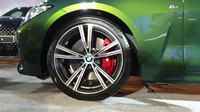 Kedua model mengusung velg 19 inci double spoke yang sporty, dengan kaliper rem berwarna merah. Foto: Luthfi Anshori/detikOto
