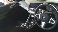 Kedua mobil ini dilengkapi sports seats dan sports leather steering wheel sebagai standar. Lalu ada display cluster consisting of a fully digital 12.3 instrument display and a high-resolution 10.25. Control Display di BMW Seri 4 hadir dengan visualisasi 3D dari BMW Live Cockpit Professional dan ragam metode input seperti touch-screen, gesture control, dan kontrol suara. Foto: Luthfi Anshori/detikOto