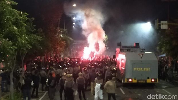 Persebaya ultah pada Jumat (18/6). Bonek memenuhi jalan menuju Stadion Tambaksari untuk merayakan ultah tim kesayangan.