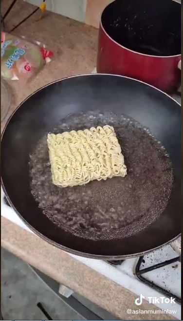 Bikin Indomie Goreng Pakai Minuman Soda, Bule Ini Dinyinyirin Netizen Indonesia