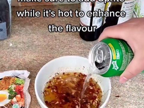 Bikin Indomie Goreng Pakai Minuman Soda, Bule Ini Dinyinyirin Netizen Indonesia